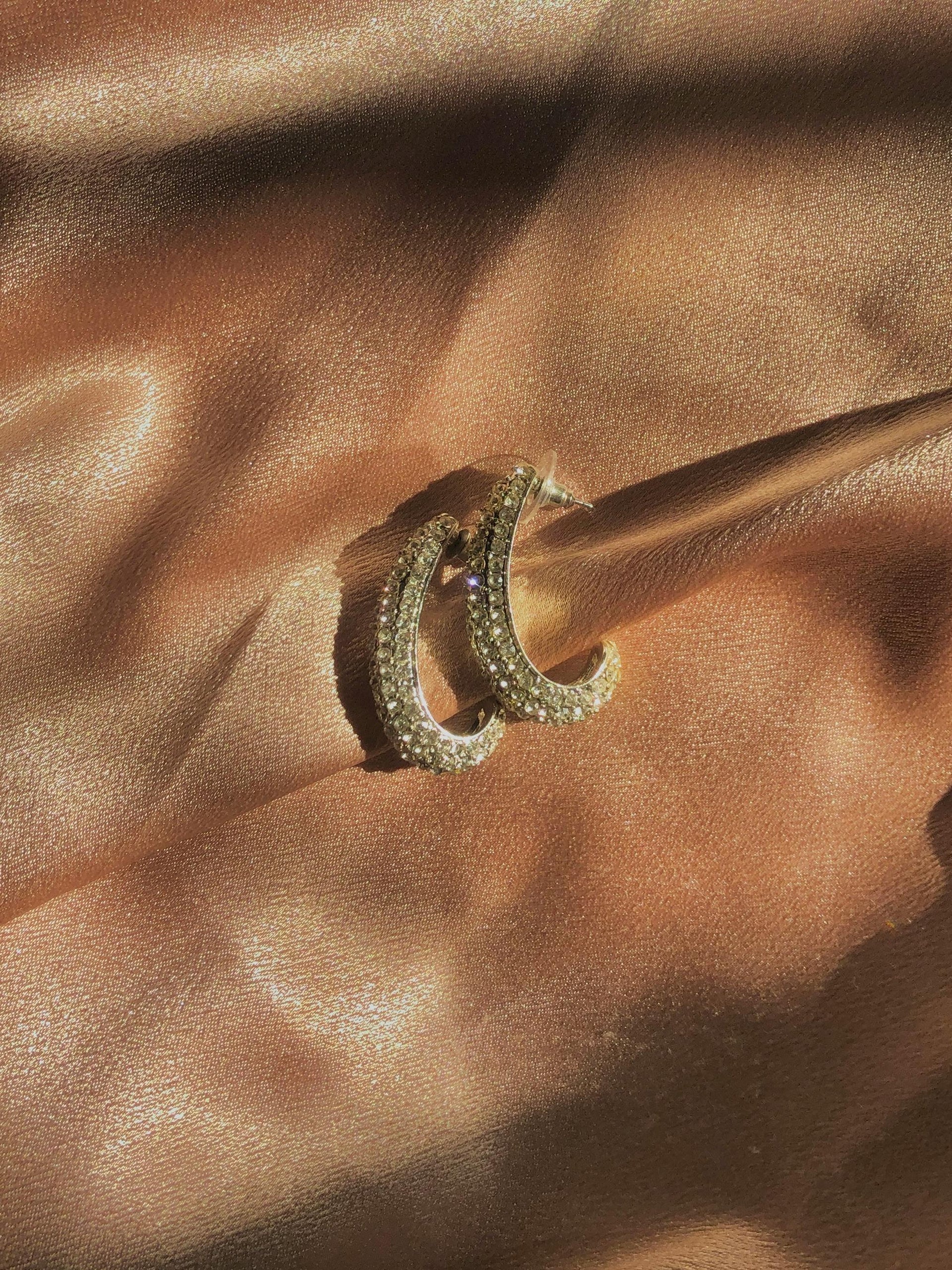 Investing in Timeless Classic Gold and Ethical Lab Diamond jewellery for a Sophisticated Office Look