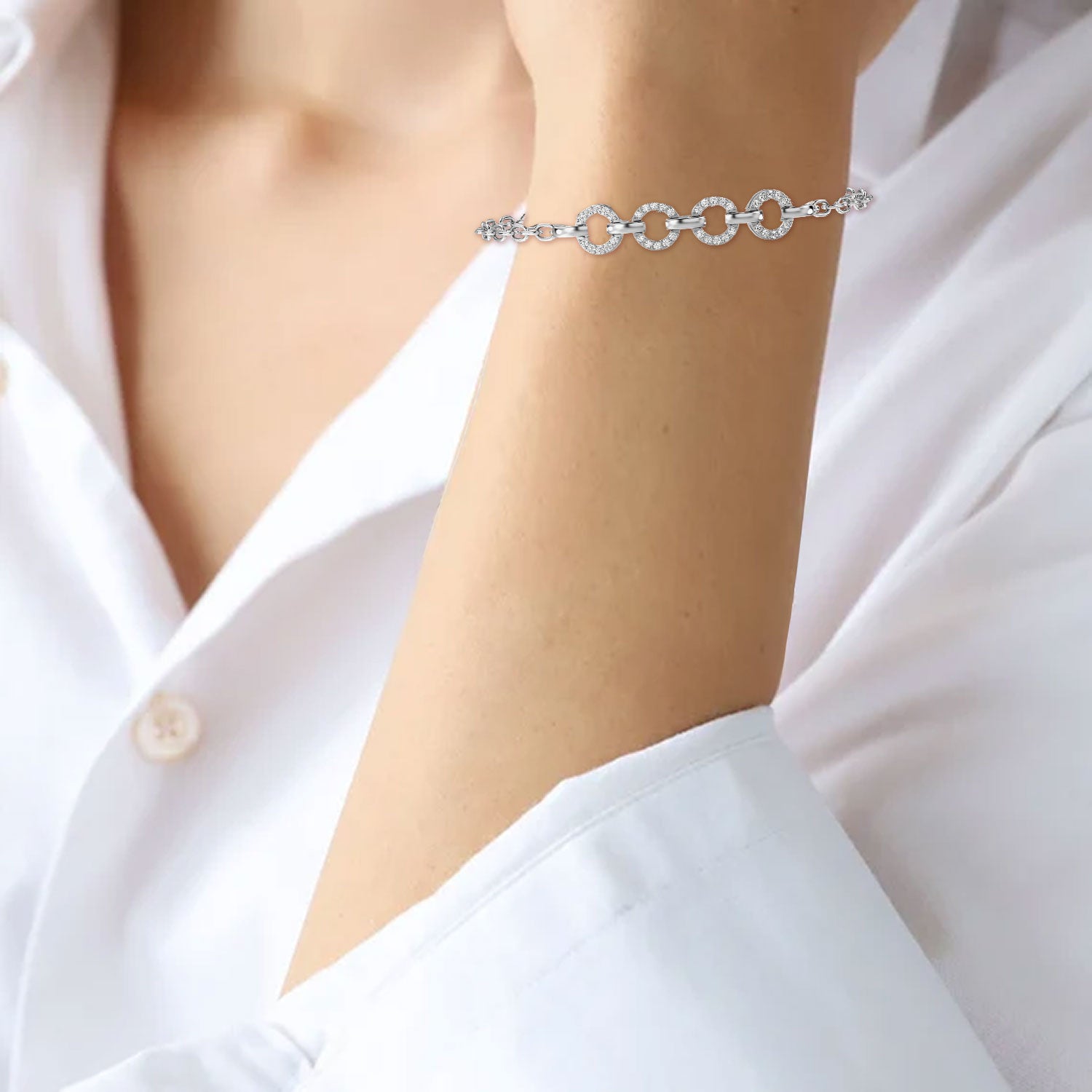A bold white gold bracelet featuring interlocking circular links adorned with lab grown diamonds. A sustainable statement piece with timeless allure.Perfect for luxury gifitng.
